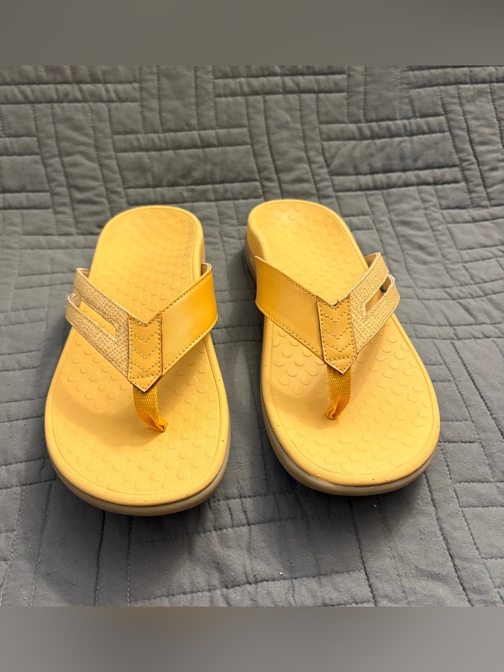 Vionic Kalise Sandals Women Size 8 Shoes Thong Flip Flops Yellow Leather Slip On